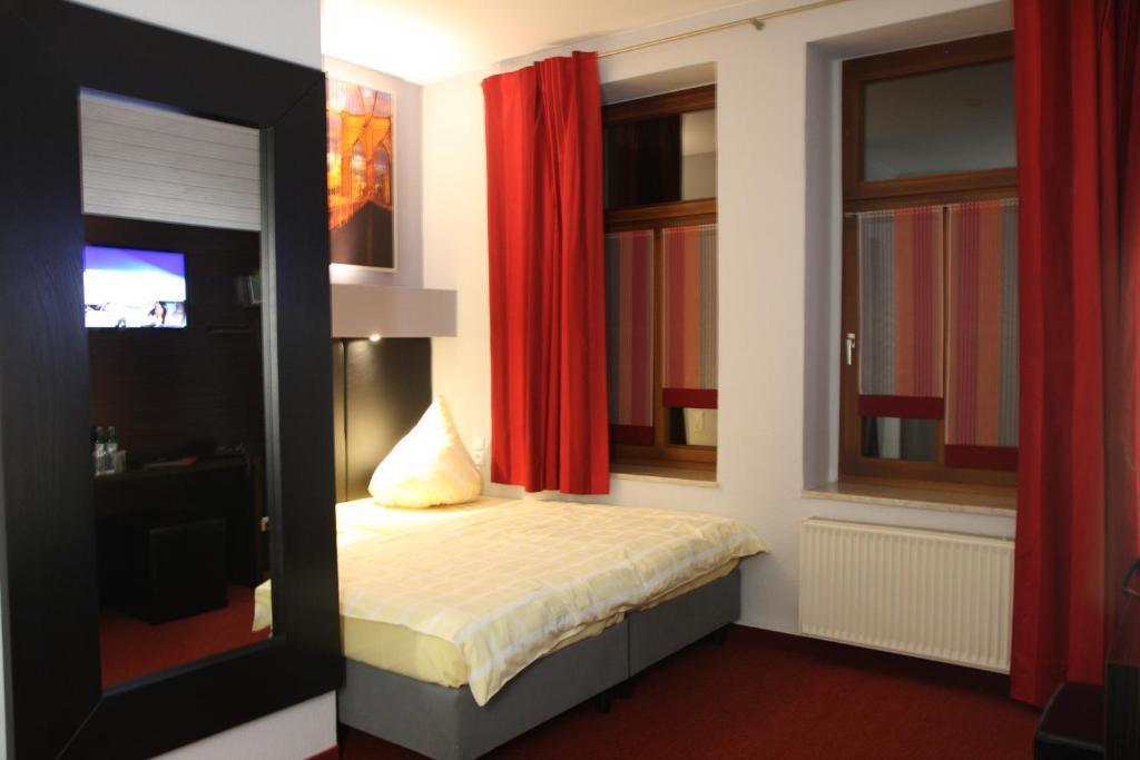 Sl'Otel - Das Stadthotel - Voll Klimatisiert Бернбург Екстер'єр фото
